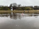 ФОТО: в Нарве Крещенские купания прошли при моросящем дожде 