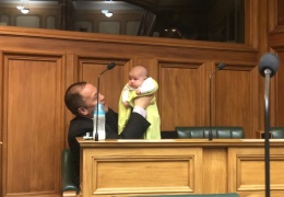 «Тише, ребенок кушает»: спикер парламента Новой Зеландии вел заседание с младенцем на руках 