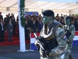  Солдаты армии Парагвая маршируют на параде со своими животными