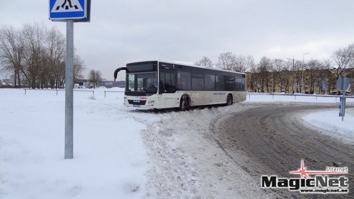 Только половина автобусных остановок в Нарве оснащена павильоном