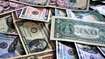 Курс доллара снижается на фоне печальных новостей из США