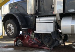  Женщина чудом отделалась легкими травмами после того, как ее автомобиль расплющил грузовик