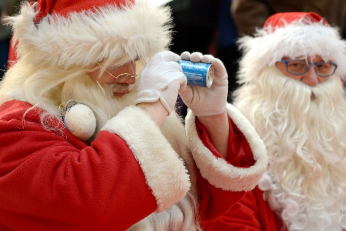 В Нарве прошел фестиваль Санта Клаусов, Дедов Морозов и Йыулувана
