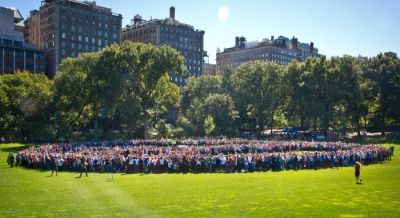 Жители Нью-Йорка почтили память Джона Леннона, выстроившись в огромный символ мира