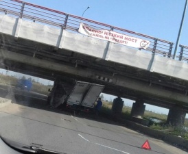 В Санкт-Петербурге «ГАЗель» вновь застряла под низким мостом