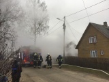 Пожар в Йыхви: владельца частного дома доставили в больницу, спасатель получил легкую травму 
