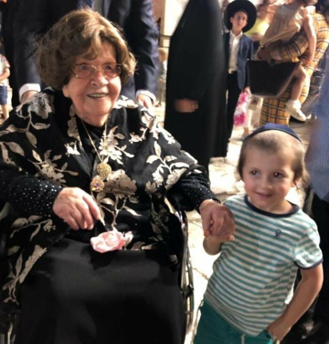 104-летняя бабушка собрала у Стены Плача в Иерусалиме 400 своих внуков и правнуков