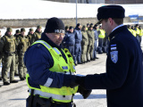 ФОТО: на торжественном построении полицейским в Нарве вручили грамоты и знаки отличия 