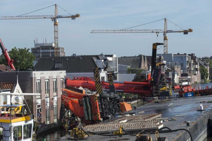 Два строительных крана упали на жилые дома в Нидерландах 
