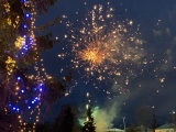 В Нарве запустили первый праздничный фейерверк 