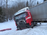 На шоссе Таллинн-Тарту грузовик столкнулся с легковым автомобилем: двое погибших 