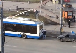 В Питере водитель привязал "восьмерку" к троллейбусу, чтобы завести: авто уехало без него и попало в ДТП (ВИДЕО)