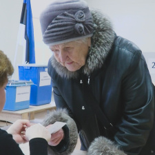 Первыми на участки предварительного голосования в Нарве пришли представители старшего поколения