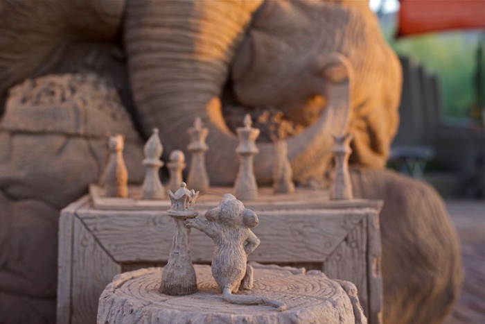 Песочная скульптура 2,7-метрового слона, играющего в шахматы с мышью