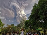  На Филиппинах провели свадебную церемонию на фоне извергающегося вулкана Тааль 