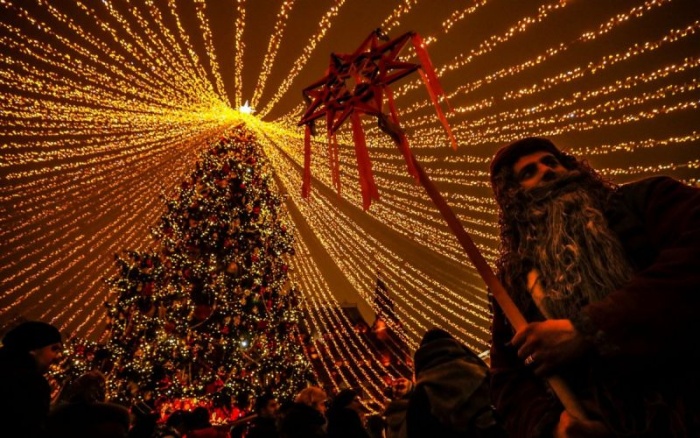 Рождественские и новогодние огни на улицах городов мира