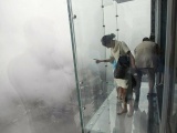  На высоте 103-го этажа: стеклянный пол аттракциона лопнул под ногами у туристов