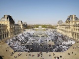 Интересная оптическая иллюзия в Лувре всего за один день была уничтожена публикой