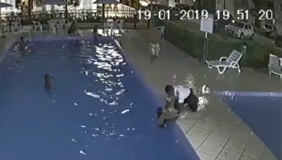 Швейцар жилого комплекса спас ребенка, тонувшего в бассейне. Видео