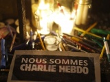 ФОТО: французы несут цветы и зажигают свечи в память о погибших в редакции Charlie Hebdo 