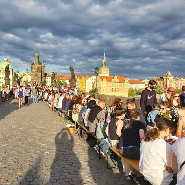  В Праге устроили пир в честь прощания с коронавирусом