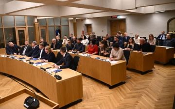 В Нарве 16 депутатов пытаются провести внеочередную сессию для отставки руководства города