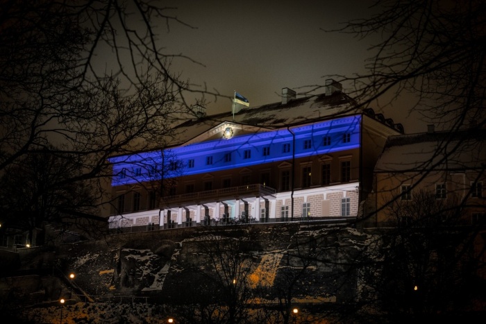 Дом Стенбока окрасился в цвета эстонского флага 