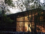 Зеркальный дом в мексиканском лесу