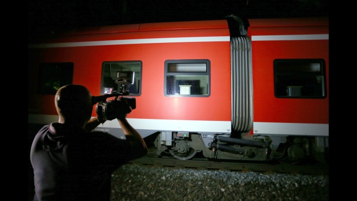 ФОТО: в Германии 17-летний беженец напал на пассажиров поезда с топором 