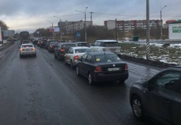 Россияне штурмуют границу с Эстонией в Ивангороде: очередь растянулась на три километра 