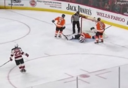 YouTube ВИДЕО: вратарь рухнул без сознания прямо во время матча НХЛ