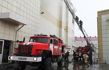 При пожар в торговом центре Кемерово погибли не менее 53 человек 