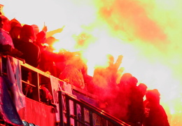  фанаты сборной Боснии забросали пиротехникой футбольное поле в Таллинне 