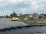 Люксовые машины, странно смотрящиеся на фоне деревень в российской глубинке 