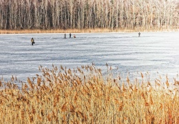 Рыбакам разрешили выходить на лед Нарвского водохранилища 