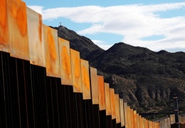 Трамп пригрозил ввести налог на весь импорт из Мексики для оплаты стены 