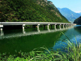 В Китае новый мост-шоссе пустили прямо по руслу реки (4 фото)