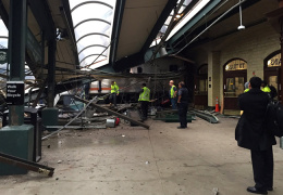 В Нью-Джерси пригородный поезд врезался в здание вокзала  