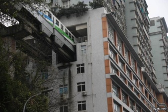 В Китае поезд проходит через центр 19-этажного жилого дома