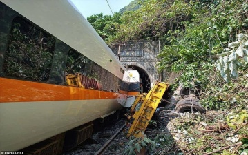  На Тайване поезд врезался в грузовик и сошел с рельсов, не менее 41 человека погибли 