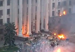 МВД Украины объявило, что Дом профсоюзов в Одессе подожгли "коктейлями Молотова" сверху