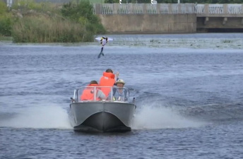 На Нарвском водохранилище с лодок запускали воздушных змеев