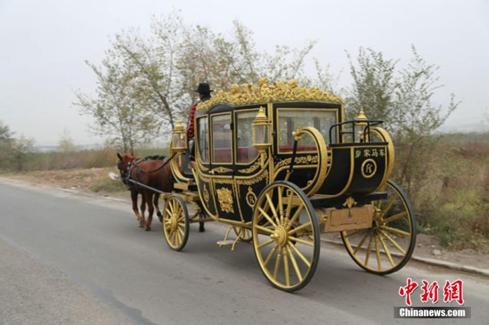 Китаец построил копию кареты британской королевы за $14 тысяч
