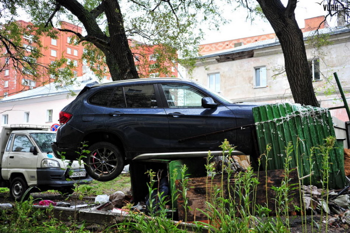 Во Владивостоке нашли BMW на мусорных баках