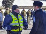 ФОТО: на торжественном построении полицейским в Нарве вручили грамоты и знаки отличия 