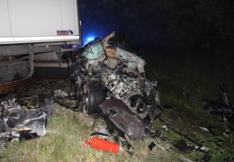 ДТП на шоссе Таллинн-Пярну: 17-летняя девушка без прав за рулем Jaguar врезалась в грузовик и погибла