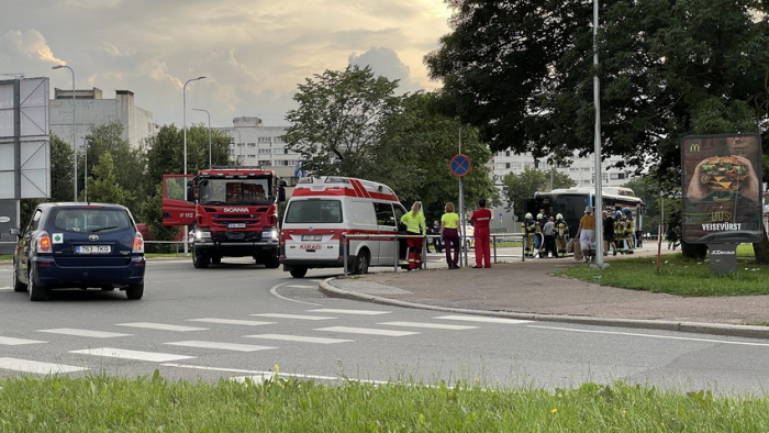 ФОТО: в Нарве задымился автобус