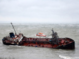 "Серый" танкер потерпел аварию у берегов Одессы, серьезно загрязнив воды. Команда отказывалась от спасения 