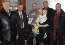 Власти Нарвы и Ивангорода поздравили родителей первой в 2018 году новорожденной нарвитянки