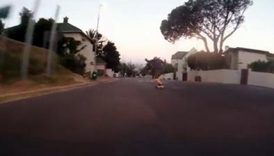 Скейтбордист разогнался на шоссе в ЮАР до 110 км/ч, возмутив дорожную полицию